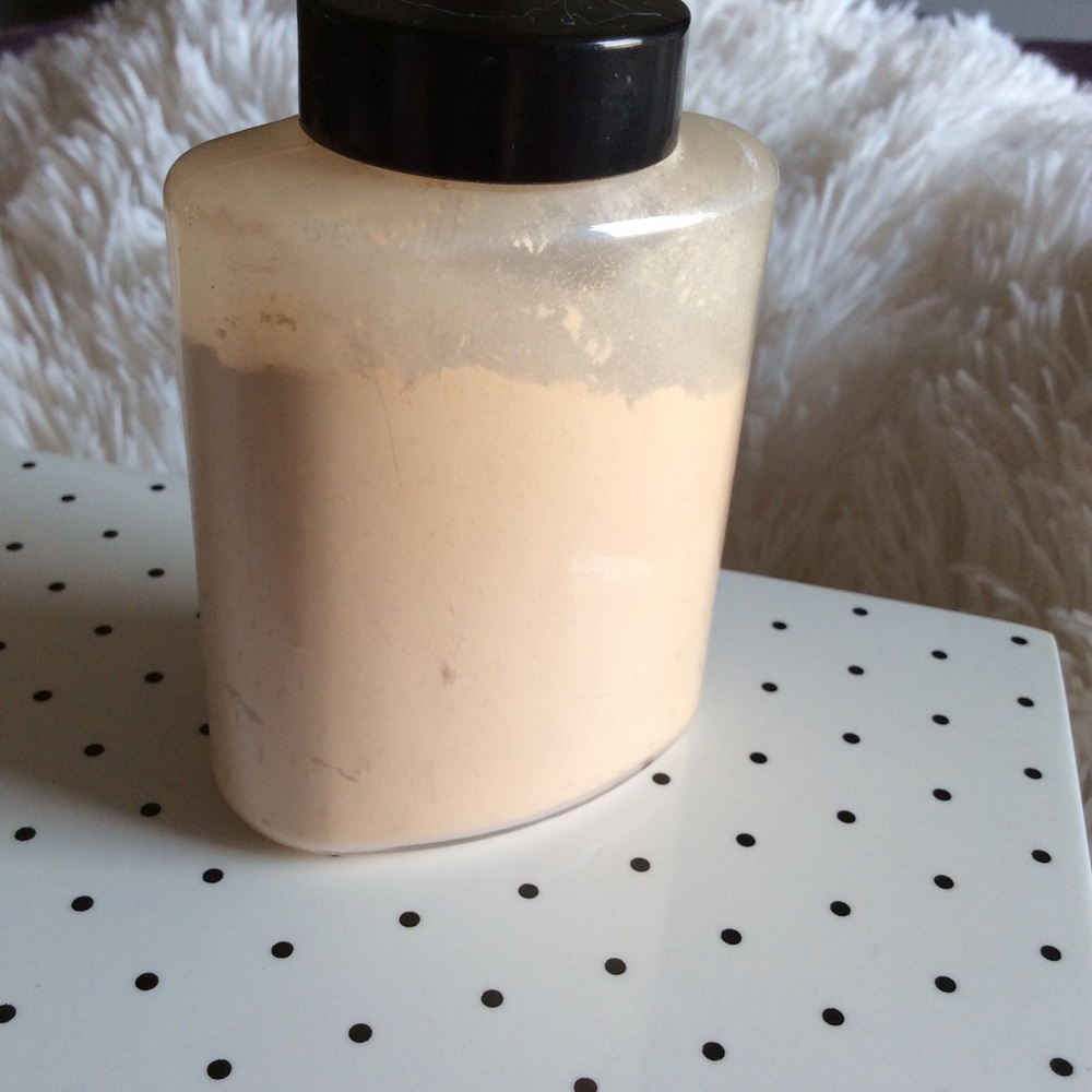 ✨Ben Nye Banana Powder✨ - Picture 2 of 4